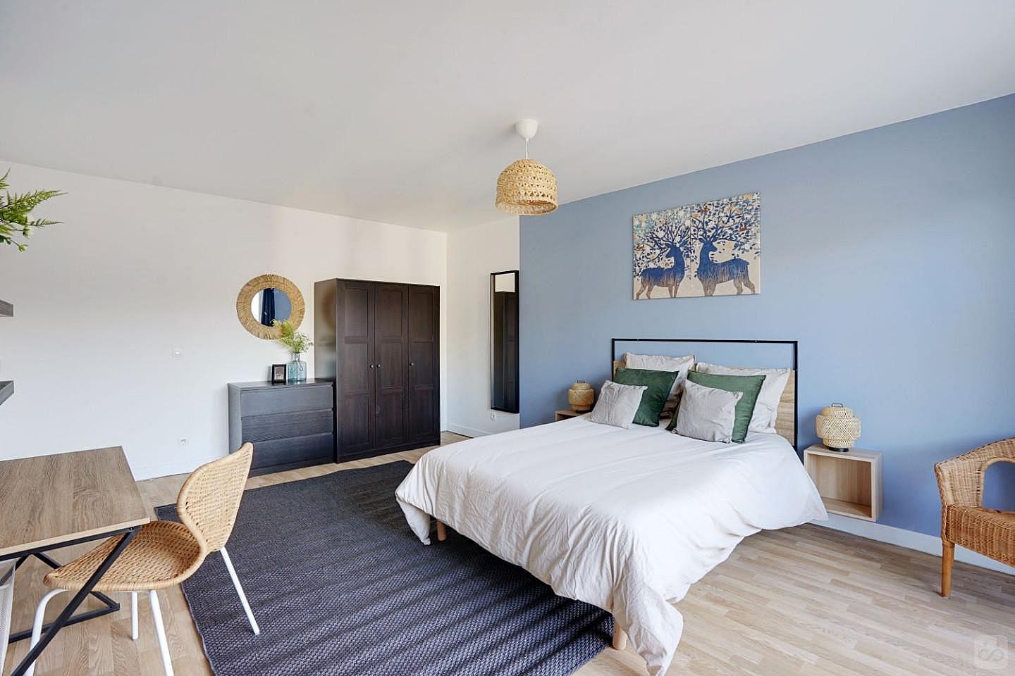 Settle Into This 22 M² Master Bedroom - 3