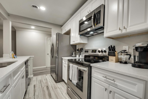 Modern Coliving Oasis with Flexible Layout in Convenient Castilian Neighborhood