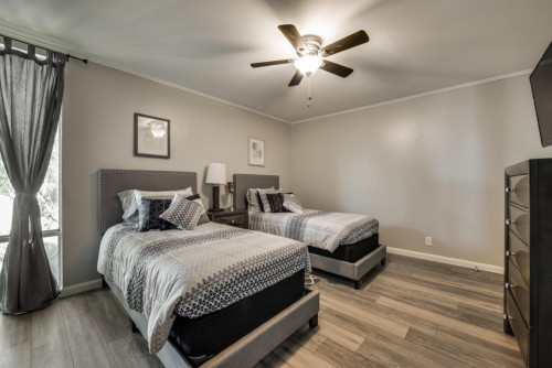Modern Coliving Oasis with Flexible Layout in Convenient Castilian Neighborhood