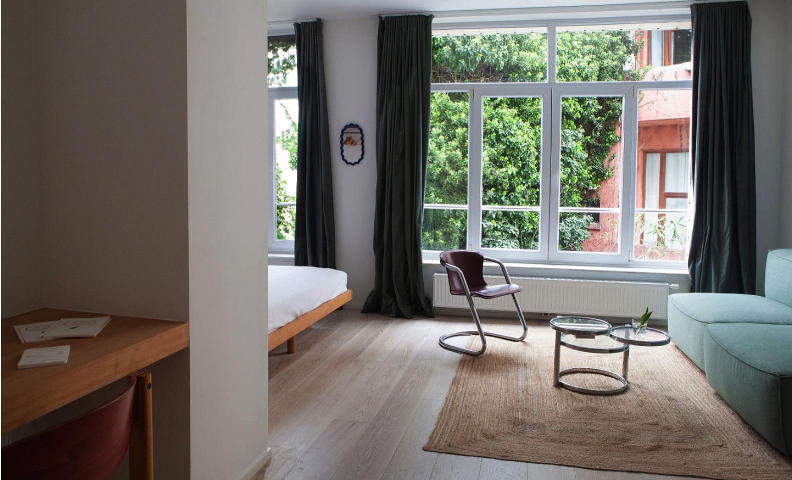 Huge Room With A Private Bathroom (shower, Sink, Toilet) - 2