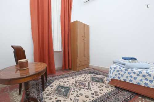 Cozy single bedroom near the Larissa subway station