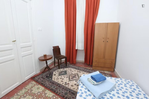 Cozy single bedroom near the Larissa subway station