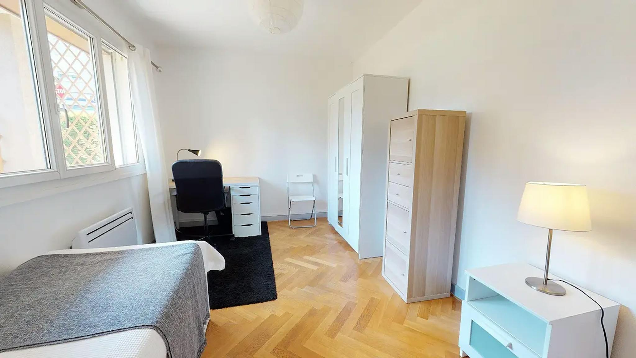 Private Room - Rue de Prévieux, Bron - Gallery - 1