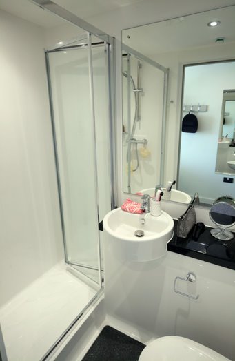 Silver En-Suite - LIV Belfast - Gallery - 5
