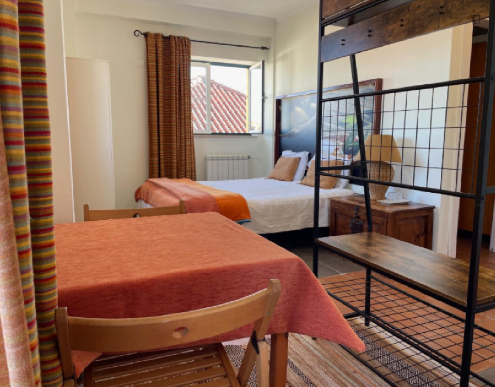  Vibrant Double Bedroom With A Private Bathroom In Tomar  -  Vibrant Double Bedroom with a private bathroom in Tomar  - Gallery -  1