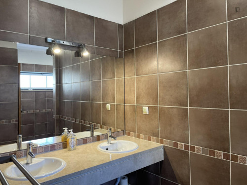 Comfy Double Bedroom with a private bathroom close to Carrascal - Delongo Train Station - Gallery - 15