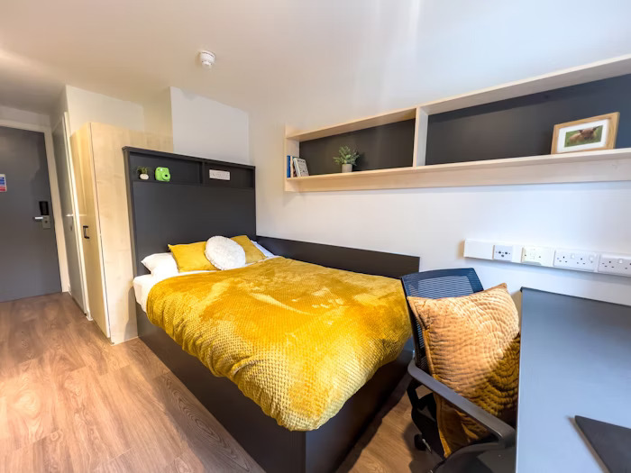  En-Suite Silver - City View  -  Portsburgh Court Roost  - Gallery -  1