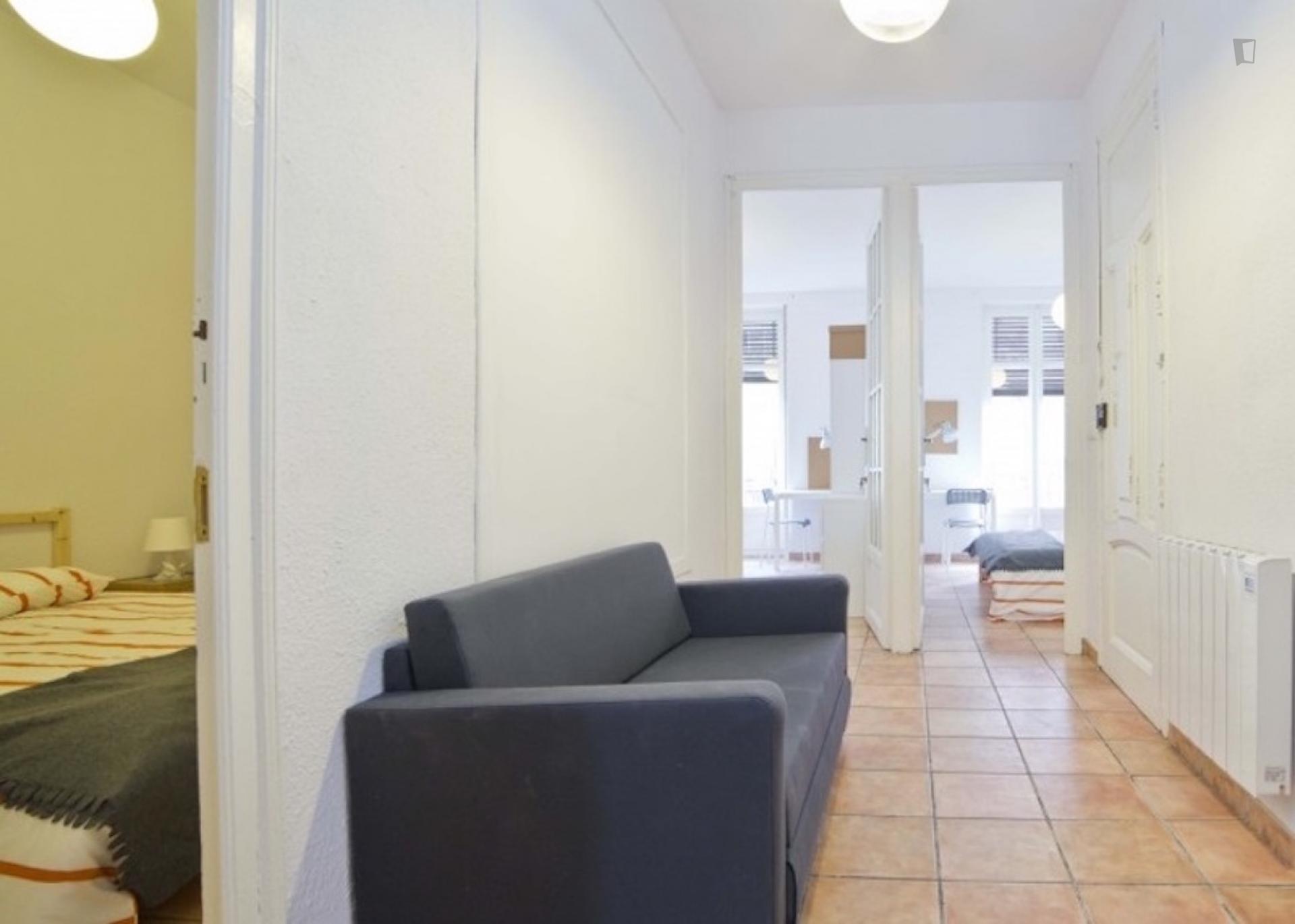 Spacious double bedroom in a 5-bedroom flat, in Eixample