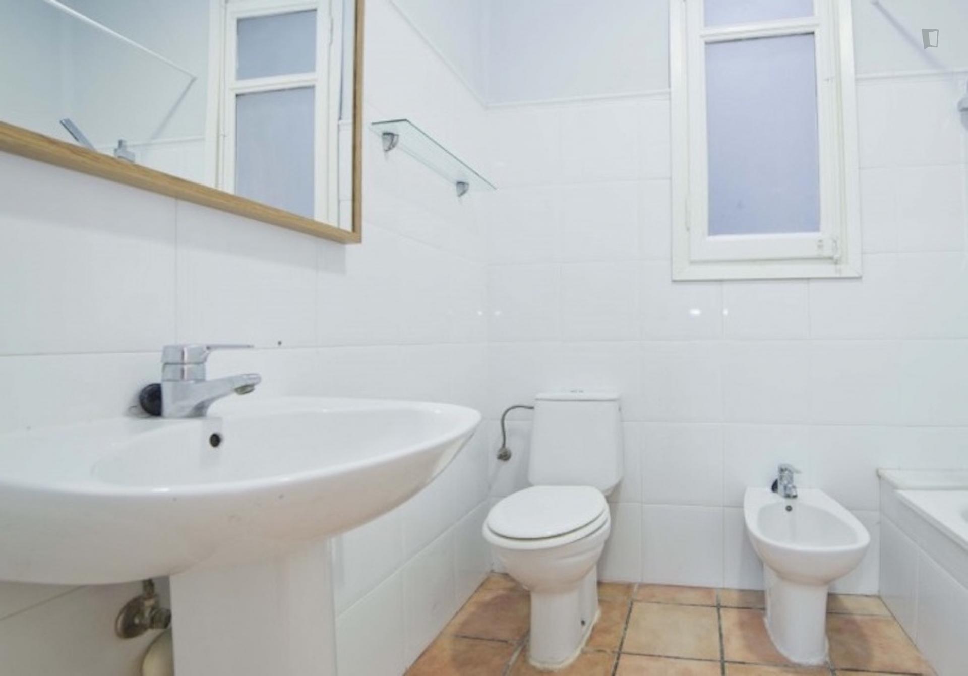 Spacious double bedroom in a 5-bedroom flat, in Eixample