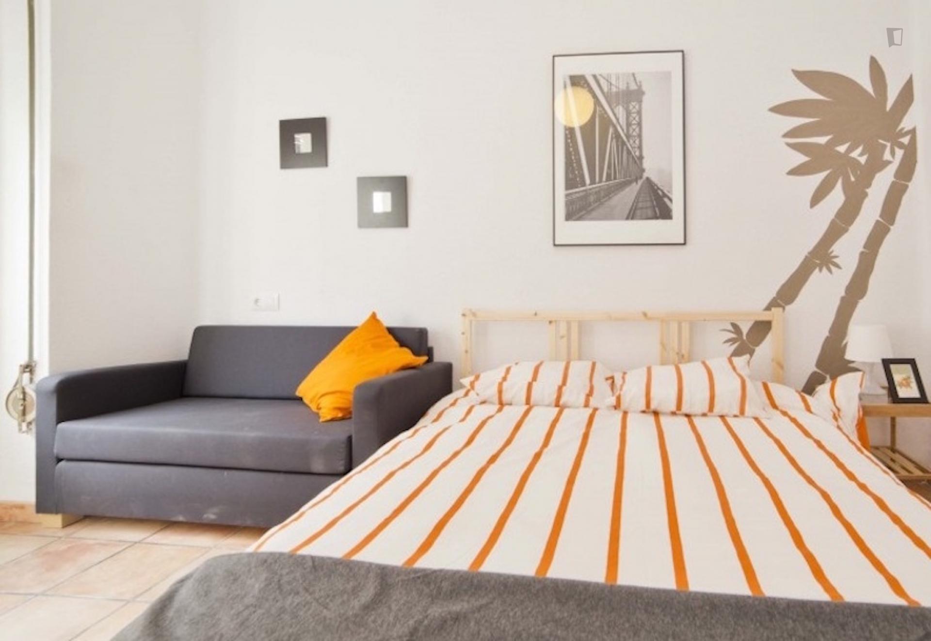 Spacious double bedroom in a 5-bedroom flat, in Eixample