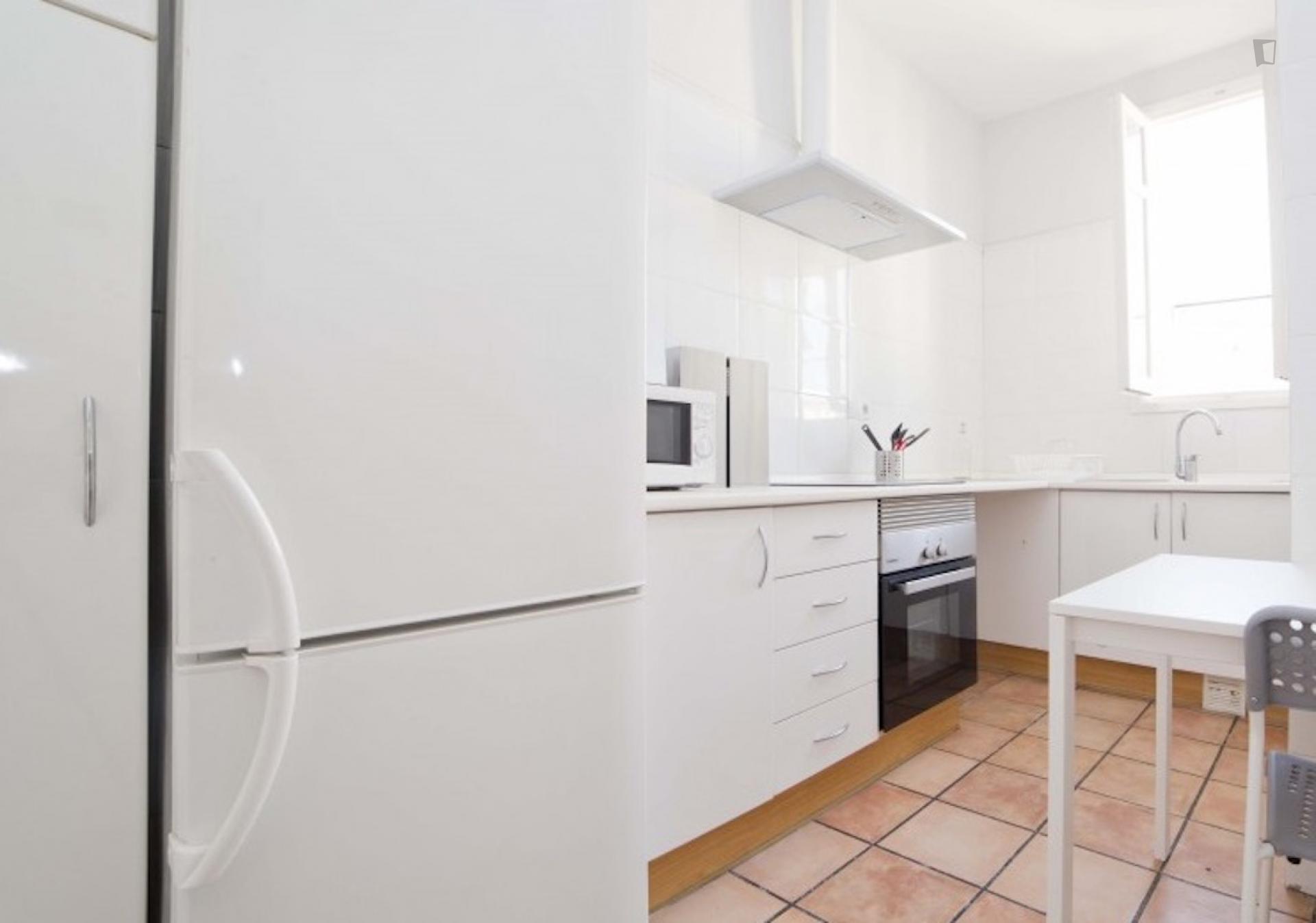 Spacious double bedroom in a 5-bedroom flat, in Eixample
