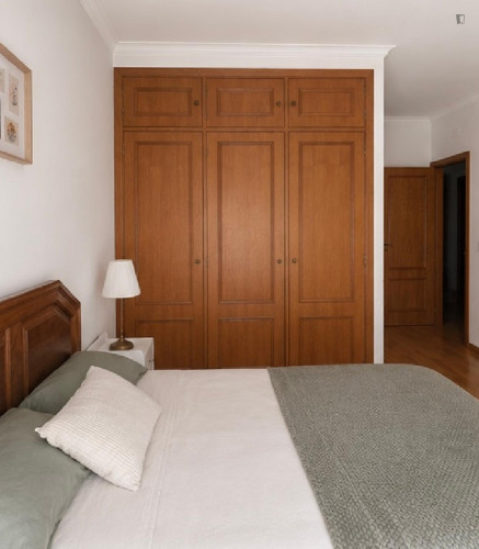 Welcoming Double Bedroom with a balcony close to Leiria Train Station