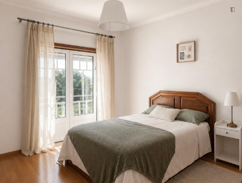 Welcoming Double Bedroom with a balcony close to Leiria Train Station