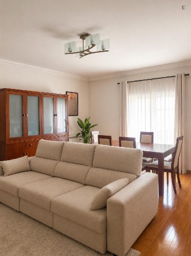 Welcoming Double Bedroom with a balcony close to Leiria Train Station
