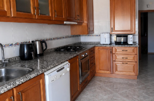 Welcoming Double Bedroom with a balcony close to Leiria Train Station  - Gallery -  5