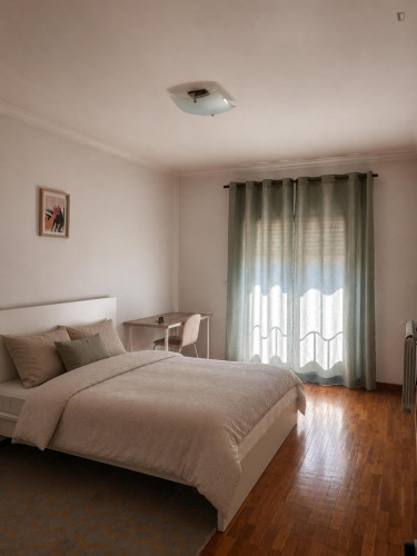 Adorable Double Bedroom with a private bathroom and a balcony close to Leiria Train Station