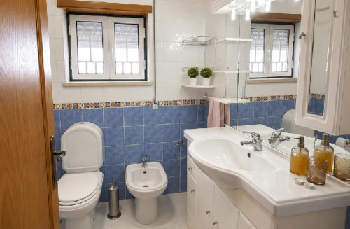 Adorable Double Bedroom with a private bathroom and a balcony close to Leiria Train Station  - Gallery -  5