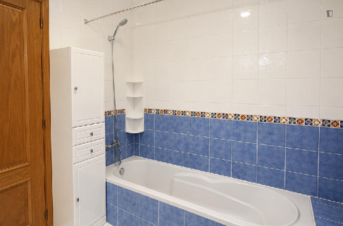 Adorable Double Bedroom with a private bathroom and a balcony close to Leiria Train Station