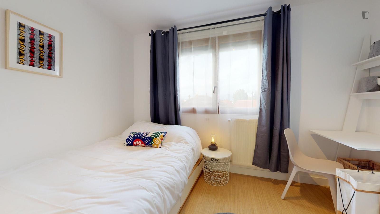 Inviting Single Bedroom In Noisy Le-Grand - Inviting single bedroom in Noisy le-grand - Gallery - 1