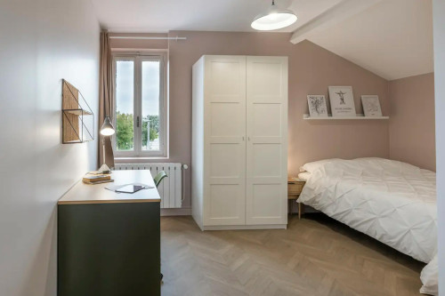 Rue des Roses, Bron