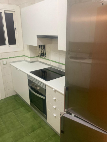 Single bedroom in 4 bedroom apartment 