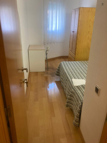 Single bedroom in 4 bedroom apartment 