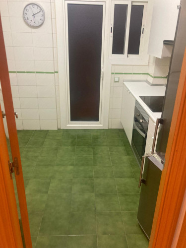 Single bedroom in 4 bedroom apartment 