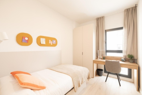 Snug single bedroom near Parque del Alamillo