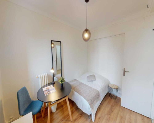 Neat double bedroom in Porte d'Asnières