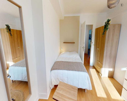 Sunny double bedroom in Porte d'Asnières