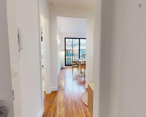 Grand double ensuite bedroom in 8th arrondissement