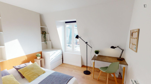 Cushy double bedroom near Quatre-Septembre metro station