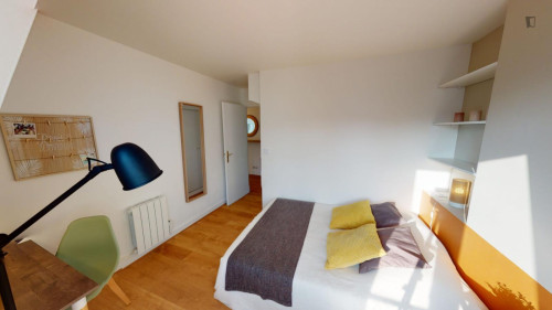 Cushy double bedroom near Quatre-Septembre metro station