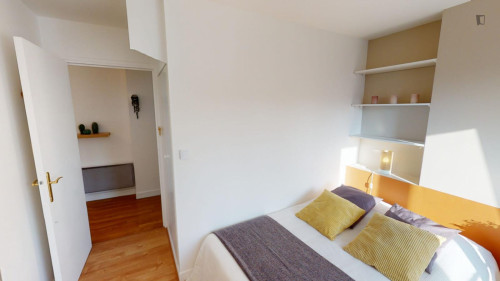 Cushy double bedroom near Quatre-Septembre metro station