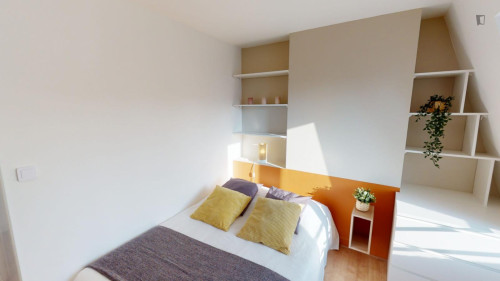 Cushy double bedroom near Quatre-Septembre metro station