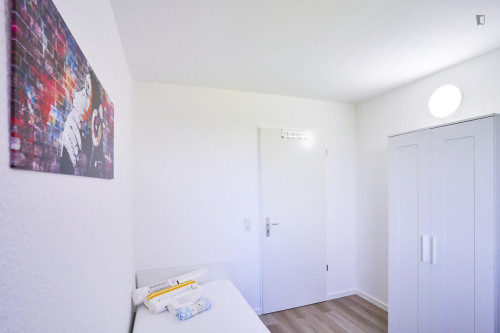 Light single bedroom in Wersten