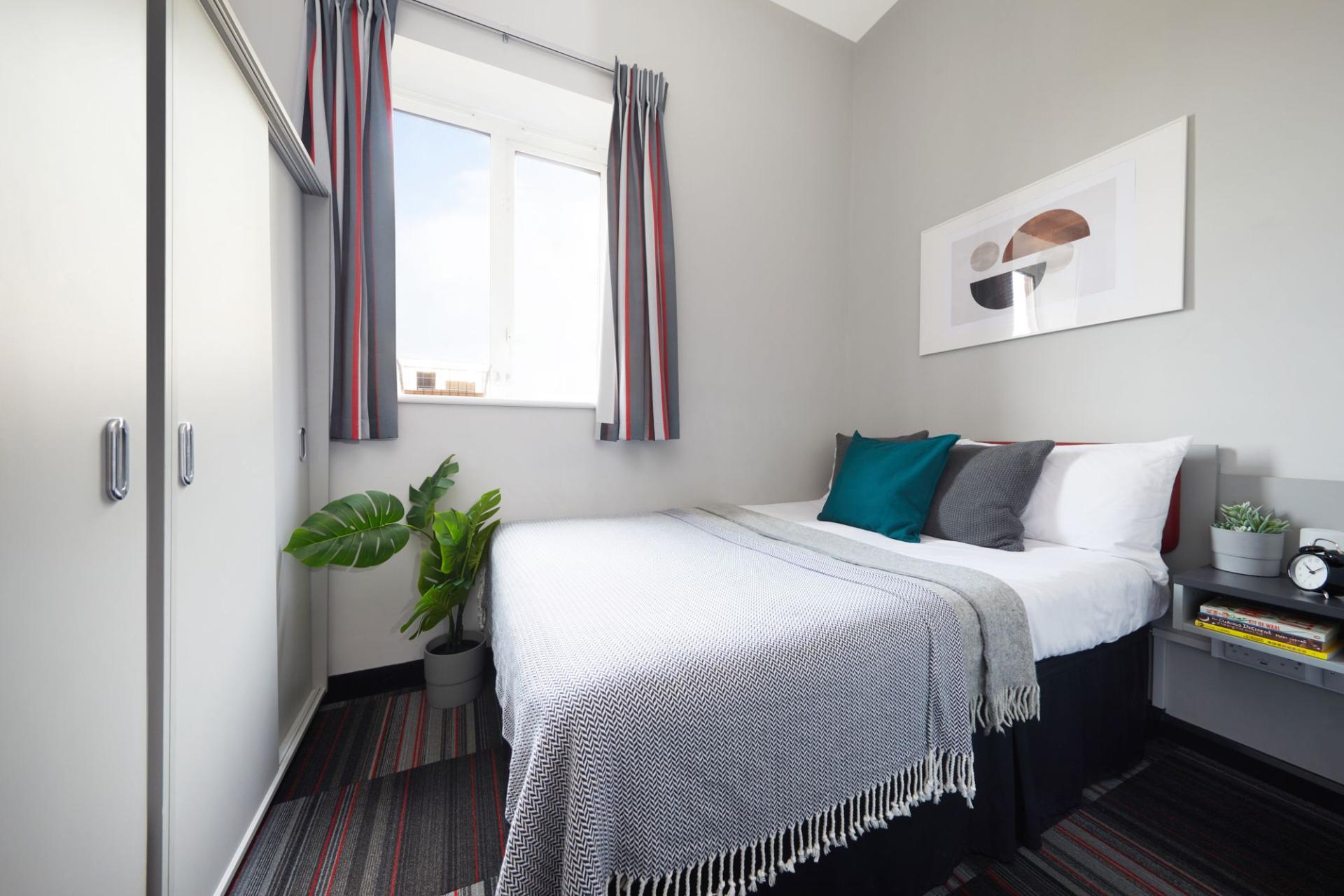  Classic En-Suite  -  Pillar Box  - Gallery -  1