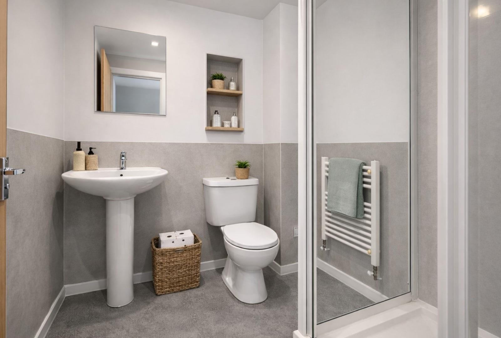 Small En-Suite - 6