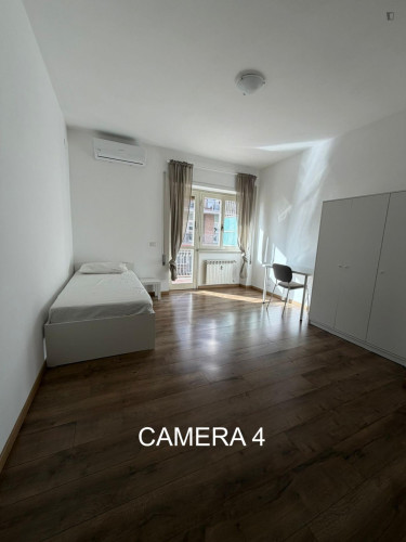 Single Ensuite Bedroom with Balcony in Rome