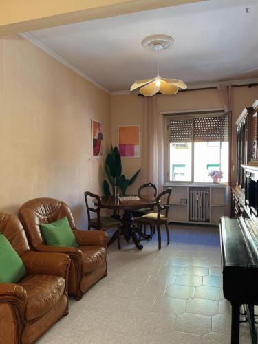 Spacious bedroom in a 3-bedroom apartment in Monteverde Nuovo