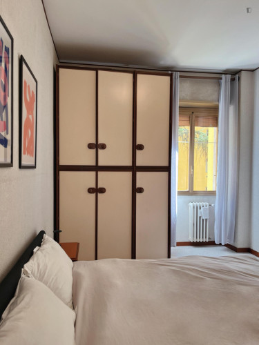 Spacious bedroom in a 3-bedroom apartment in Monteverde Nuovo
