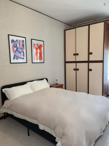 Spacious bedroom in a 3-bedroom apartment in Monteverde Nuovo