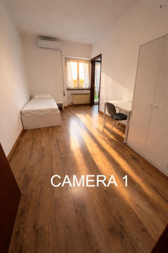Single Ensuite Bedroom with Balcony in Rome