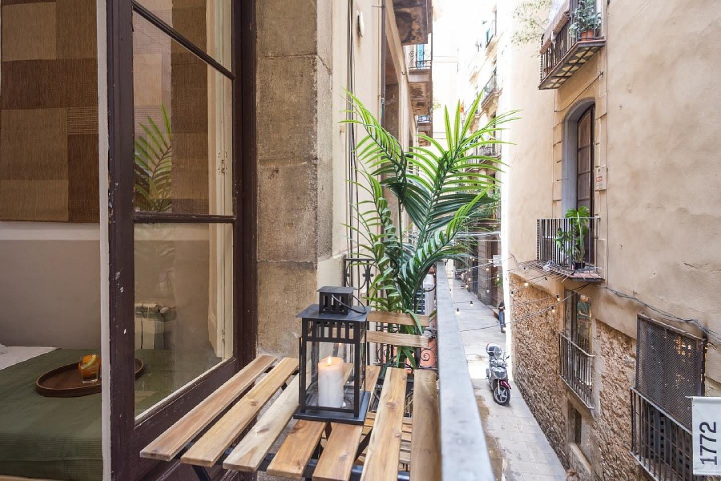Single Room With Balcony (Mirallers One) - 8