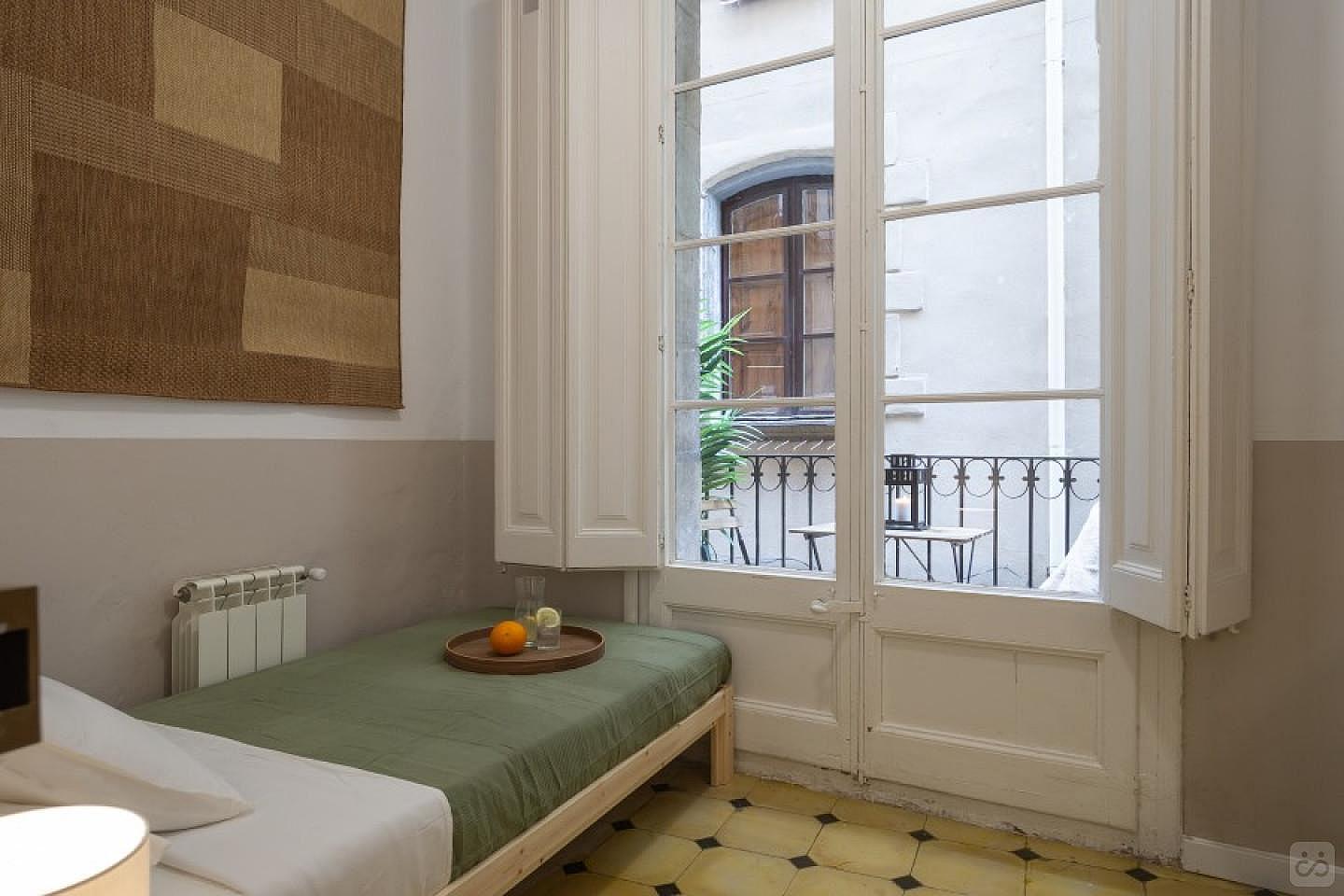 Single Room With Balcony (Mirallers One) - 5