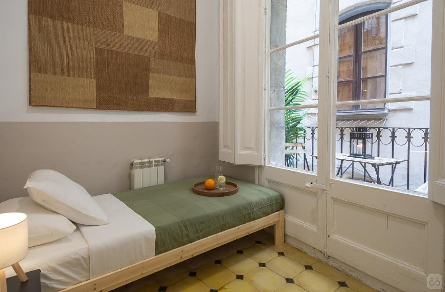 Single Room With Balcony (Mirallers One) - 10