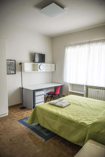 Room in Via Colle dei Pini, Roma for 75 m² with 2 bedrooms