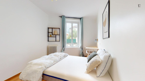 Cosy double ensuite bedroom near Jardin de la Côte