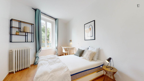 Cosy double ensuite bedroom near Jardin de la Côte