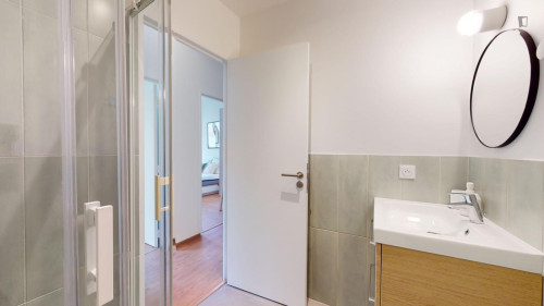 Cosy double ensuite bedroom near Jardin de la Côte  - Gallery -  5